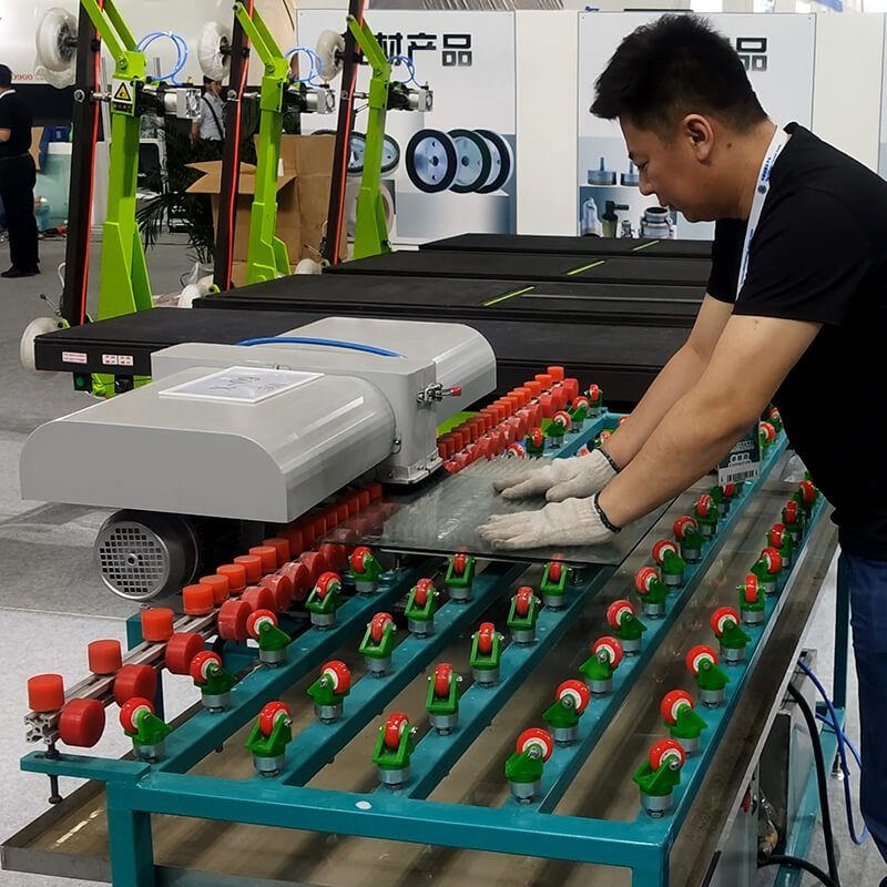 Workers are using the Double Head Straight Glass Edging Machine for grinding. Workers are using the Double Head Straight Glass Edging Machine for grinding.