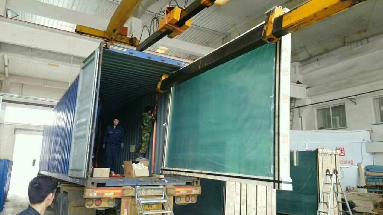 U-shaped container loading arm for lifting glass in wooden packaging U-shaped container loading arm for lifting glass in wooden packaging