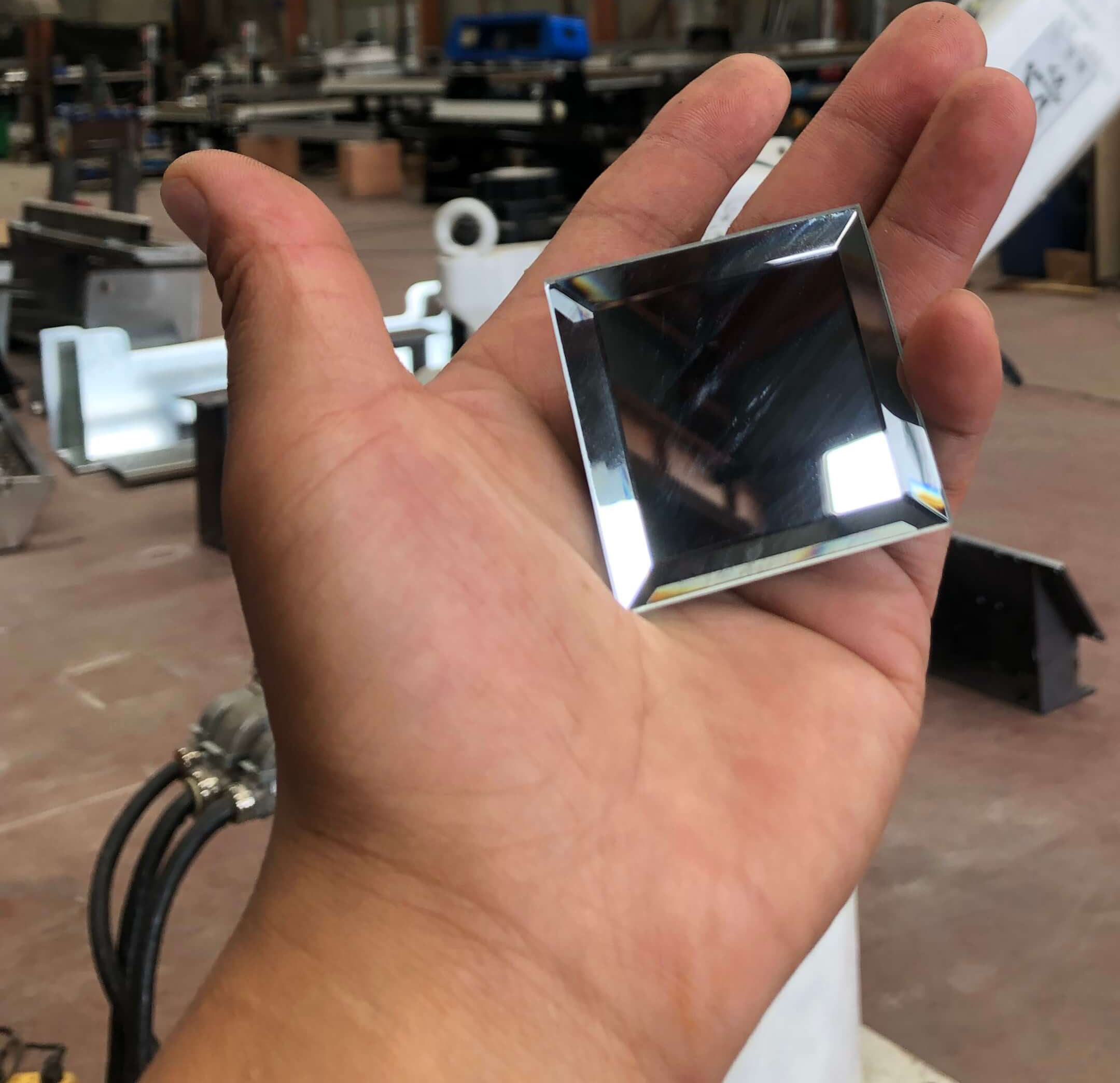 The processing effect of the plc control glass beveling machine The processing effect of the plc control glass beveling machine