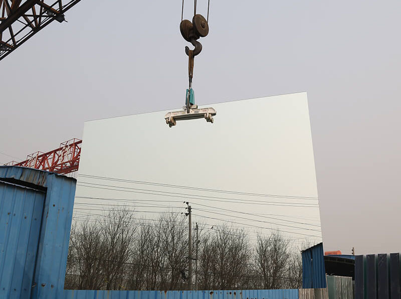 LC Glass Lifting Clamp is lifting the glass LC Glass Lifting Clamp is lifting the glass