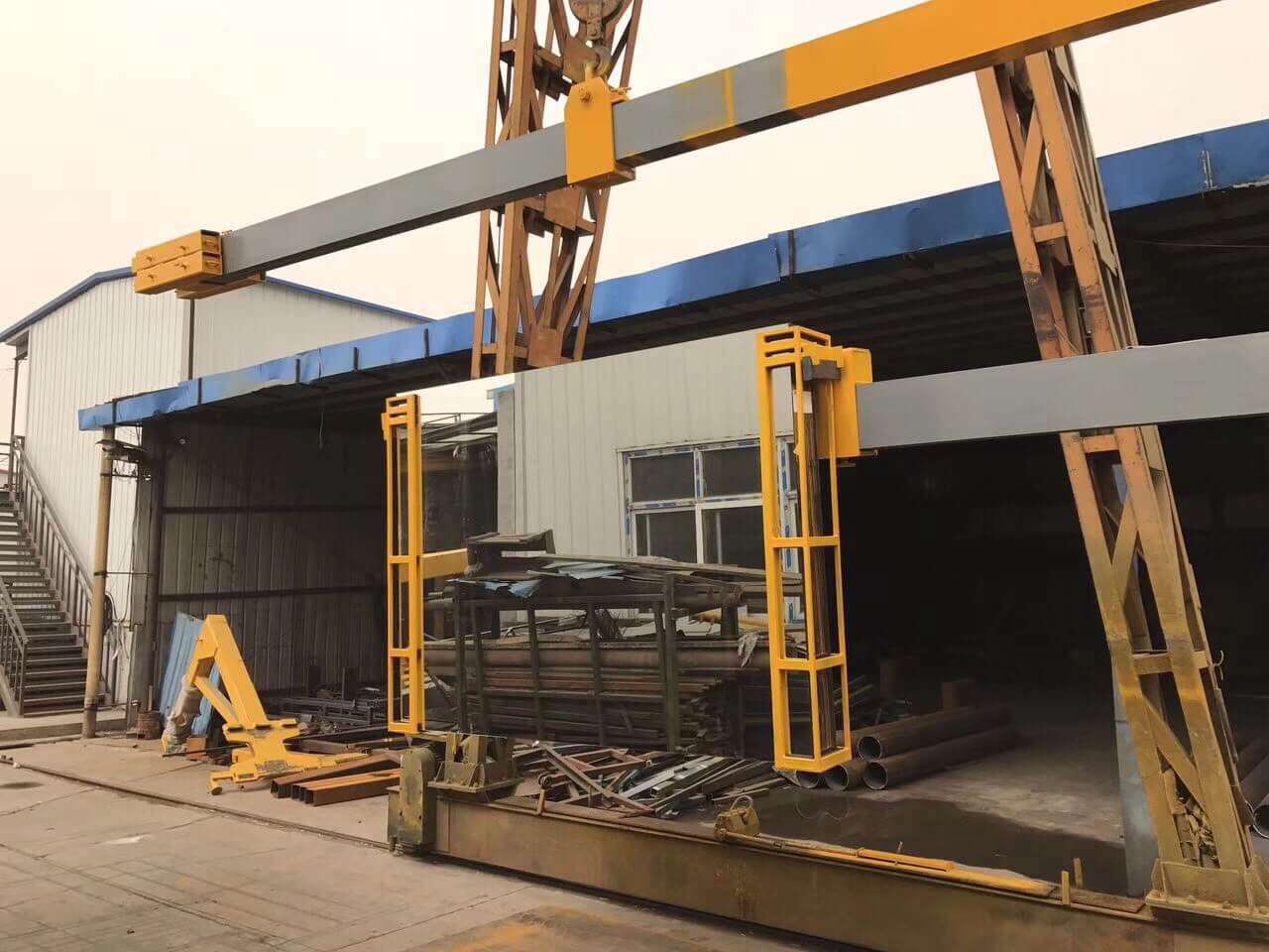 U-shaped container loading arm lifts the unpackaged glass. U-shaped container loading arm lifts the unpackaged glass.